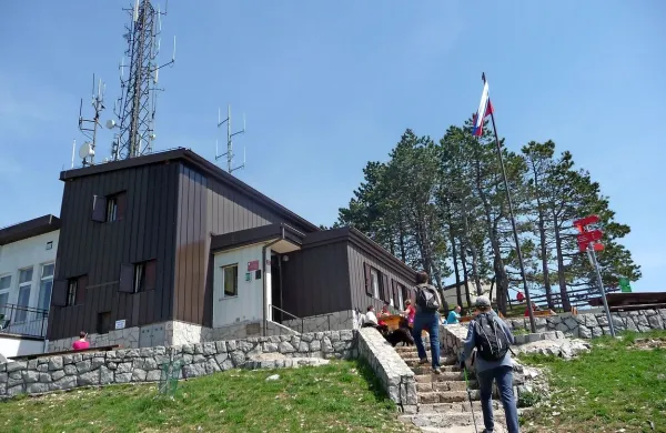 Vrh Slavnika s Tumovo kočo na 1028 metrih  nadmorske višine je bil minule dni priljubljena izletniška toča.    
