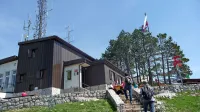 Vrh Slavnika s Tumovo kočo na 1028 metrih  nadmorske višine je bil minule dni priljubljena izletniška toča.    