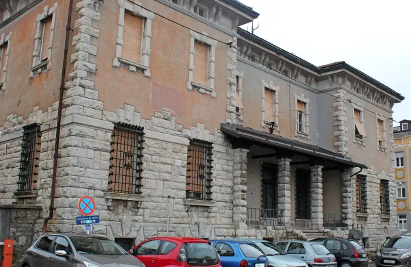 Stavbo nekdanje policijske uprave v središču Postojne čakajo 
boljši časi.