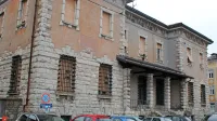 Stavbo nekdanje policijske uprave v središču Postojne čakajo 
boljši časi.