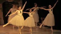 Mlade baletke so na špicah pričarale delček veličastne baletne 
mojstrovine. 