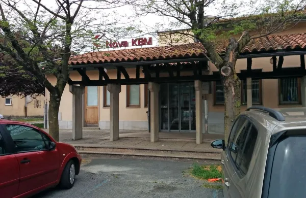 Novogoriški policisti še vedno iščejo roparja Nove KBM v Vipavi.