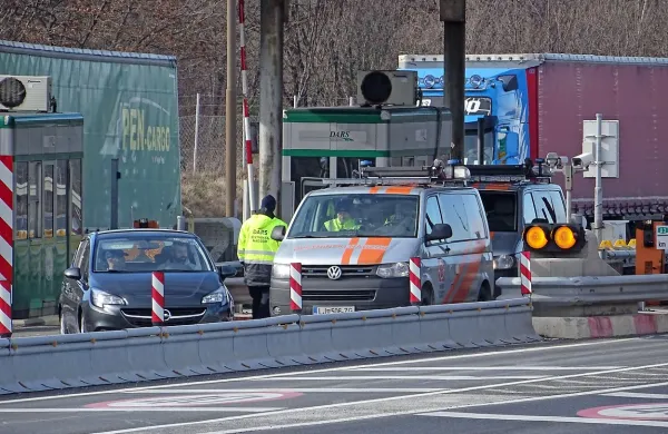Cestninski nadzorniki so letos zalotili več voznikov brez vinjet kot 
lani.