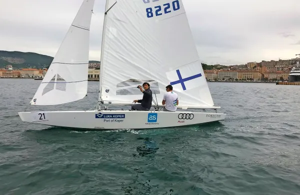 Vasilij Žbogar po novem krmari jadrnico razreda zvezda.