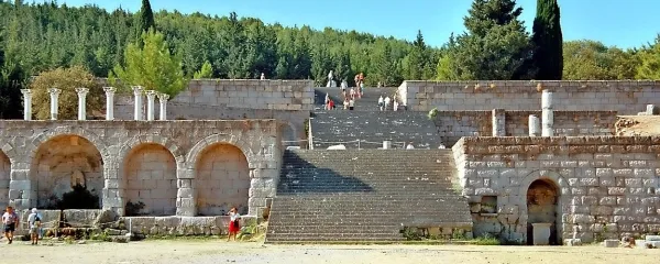 V svetišču  Asklepion na grškem otoku Kos so  bolnike zdravili tudi 
s pomočjo sanj.