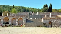 V svetišču  Asklepion na grškem otoku Kos so  bolnike zdravili tudi 
s pomočjo sanj.