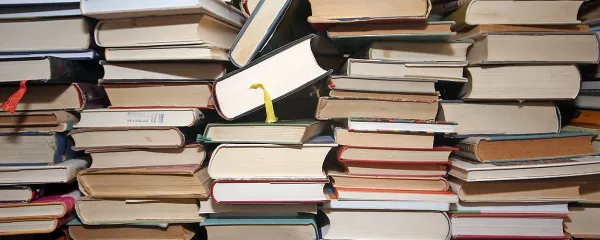 Pravorečje je zelo široko in zahtevno poglavje knjižnega jezika. 
Zakaj je tako, bo kdo radoveden. Zato, ker se v pravorečju mrtvi 
pisni jezik v knjigah, ki se nerad spreminja, srečuje z živimi jeziki, 
ki se ves čas spreminjajo; slišimo jih le po narečjih in pokrajinsko-mestnih govorih. Knjižni jezik hoče biti čim bolj trajen in 
nespremenljiv, živi jeziki so pa kot drhteča žolca, ki se nenehno 
prilagaja svojemu okolju.