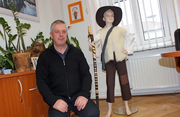 Miran Žitko je poskrbel, da je maskota pastirčka Jakoba dobila 
opravo, ki naj bi bila čim bolj podobna originalni. 