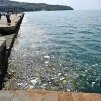 Plavajoči odpadki so  minule dni priplavali do obale. 