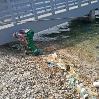 Delavci Marjetice Koper so med prazniki čistili odpadke, ki jih je 
naplavilo na koprsko plažo. 