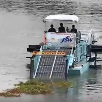 Približno takšno bo plovilo, ki ga nameravajo za čiščenje morja 
kupiti v koprski Marjetici.