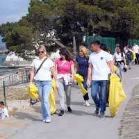 V čistilni akciji je sodelovalo veliko  prostovoljcev.