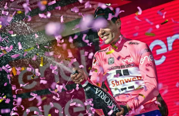 Rožnato majico najboljšega na dirki po Italiji bo branil Nizozemec 
Tom Dumoulin. 