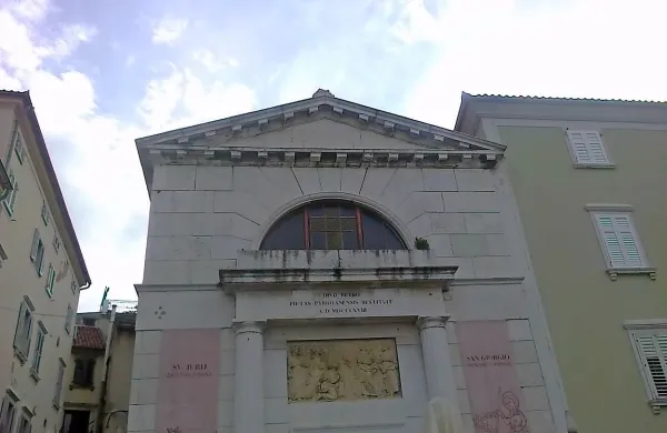 Cerkev Sv. Petra v Piranu bo nekaj časa brez križa na strehi, saj je 
vanj udarila strela in ga poškodovala. 