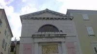 Cerkev Sv. Petra v Piranu bo nekaj časa brez križa na strehi, saj je 
vanj udarila strela in ga poškodovala. 