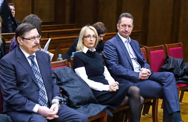 Rajko Srednik (prvi z leve) in Sabina Mozetič se na ponovljenem sojenju v zadevi Serming sploh še 
nista  začela zagovarjati, pa se bo postopek  končal ...