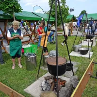 Spremljevalni program je bil letos tudi okusen, saj so društva 
kuhala domače jedi v kotlih nad odprtim ognjem. 