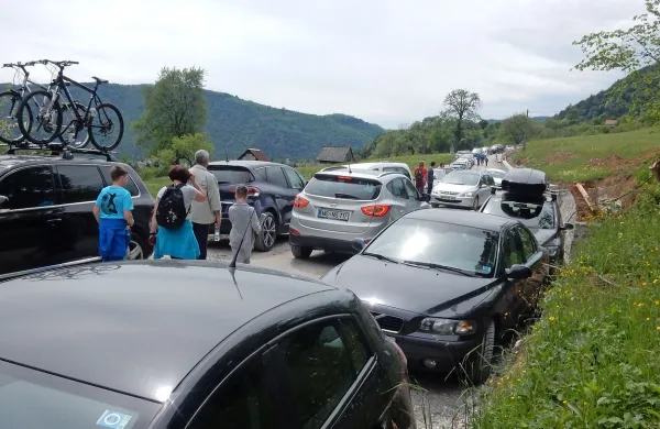Pri vstopni točki v Tolminska korita so  na nedokončani cesti spet 
nastajali zastoji.