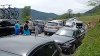 Pri vstopni točki v Tolminska korita so  na nedokončani cesti spet 
nastajali zastoji.