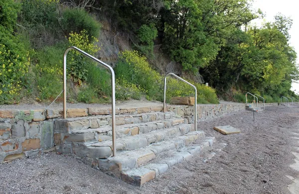 Na sprehajalno pot od mladinskega letovišča proti Ankaranu 
padajo skale in zemljina.