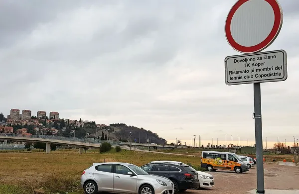 Koprski občinski svet je z odlokom začasno zavaroval urejanje 
prostora na zemljiščih pri bencinskem servisu ob hitri cesti, 
nasproti športnega parka Bonifika.