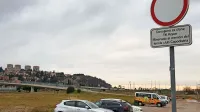Koprski občinski svet je z odlokom začasno zavaroval urejanje 
prostora na zemljiščih pri bencinskem servisu ob hitri cesti, 
nasproti športnega parka Bonifika.
