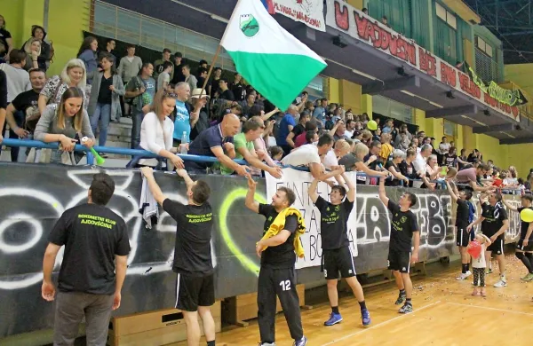 Po sedmih letih so se ajdovski rokometaši in njihovi navijači 
veselili vrnitve v prvo B ligo.