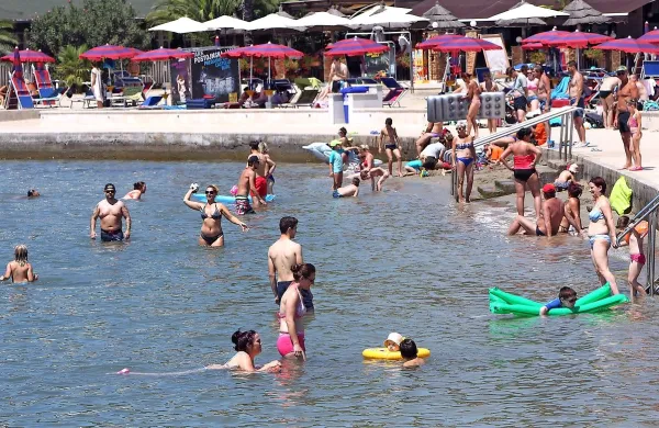 Med najhujšo pripeko sonce opeče v nekaj minutah, tudi med 
kopanjem in plavanjem.