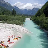 Opekline in sončarico lahko staknete tudi ob rekah in jezerih.  