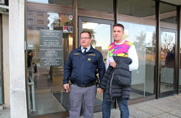 Pred kratkim je postala pravnomočna sodba okrajnega sodišča v 
Kopru,  s katero  je sodnica Roberta Carvelyja (desno) zaradi 
nevarne vožnje obsodila na zaporno kazen.  