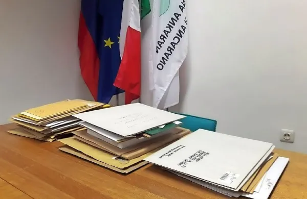Komisija bo imela s prispelimi  predlogi za ankaranske občinske 
simbole veliko dela.   