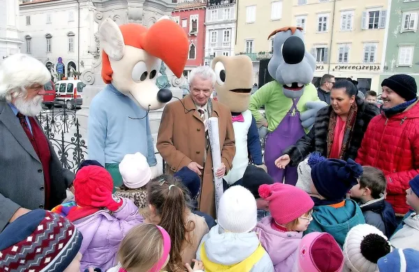 Miki Muster (v sredini, ob svojih junakih) se je ob kulturnem prazniku leta 2006 na Tartinijevem trgu v Piranu srečal z otroki. 