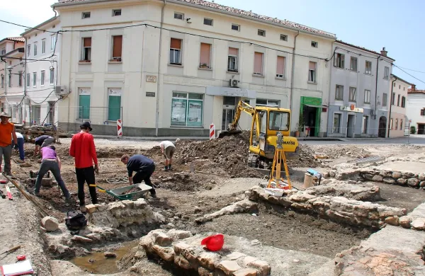 Ostanki temeljev in zidov nekdanjega kompleksa so še relativno 
dobro ohranjeni.