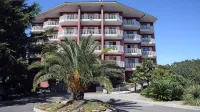 Resort San Simon, ki  zajema dva hotela in pet depandans, čaka na 
nove lastnike. Poleg Kada in Modre zavarovalnice naj bi se zanj 
zanimal tudi celjski podjetnik Aleksander Jančar. 