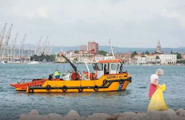 Ob večjem onesnaženju morja bodo na pomoč poklicali plovilo 
podjetja Crismani, ki je sodelovalo tudi ob nedavni čistilni akciji v 
Žusterni.