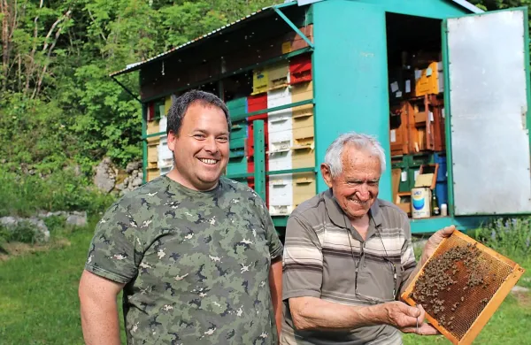 Predstavnika mlajše in starejše generacije čebelarjev: Kristjan Kavčič (levo) z Debelega rtiča in Renato Starc s Smokvice. 