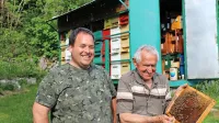 Predstavnika mlajše in starejše generacije čebelarjev: Kristjan Kavčič (levo) z Debelega rtiča in Renato Starc s Smokvice. 