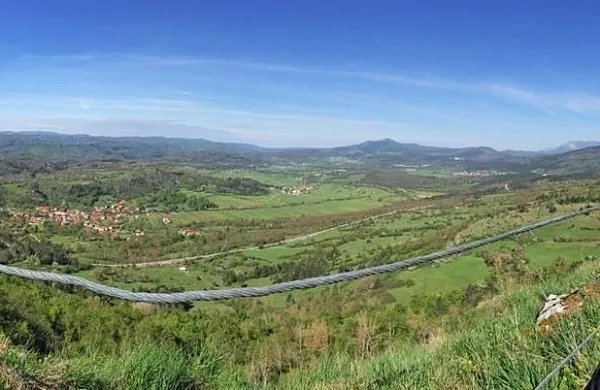 Z vrha Šilentabra (715 m), kjer je nekoč stal največji utrjen 
kompleks na Slovenskem, je čudovit razgled na okolico.