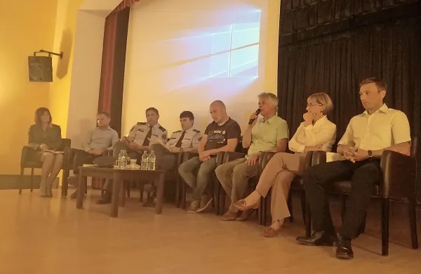 Na okroglo mizo o umiritvi prometa med Kozino in Starodom pravočasnemu vabilu navkljub niso prišli predstavniki infrastrukturnega 
ministrstva in agencije za varnost prometa, češ da so na bolniški, poslali so le Luko Romška z direkcije za ceste (četrti z desne), vendar 
je prišel brez pooblastil, da bi kaj pojasnil, obljubil je le, da bo vsebino tribune posredoval svojim nadrejenim.   