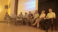 Na okroglo mizo o umiritvi prometa med Kozino in Starodom pravočasnemu vabilu navkljub niso prišli predstavniki infrastrukturnega 
ministrstva in agencije za varnost prometa, češ da so na bolniški, poslali so le Luko Romška z direkcije za ceste (četrti z desne), vendar 
je prišel brez pooblastil, da bi kaj pojasnil, obljubil je le, da bo vsebino tribune posredoval svojim nadrejenim.   