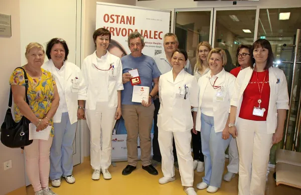 Vitez krvodajalstva Jožko Krkoč (četrti z leve) v družbi žene Nede,  
osebja Centra za transfuzijsko dejavnost Nova Gorica in predstavnikov ajdovskega Rdečega križa.  
