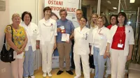 Vitez krvodajalstva Jožko Krkoč (četrti z leve) v družbi žene Nede,  
osebja Centra za transfuzijsko dejavnost Nova Gorica in predstavnikov ajdovskega Rdečega križa.  