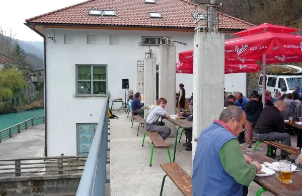 Zaradi prekrivanja terase bi bilo treba spremeniti gradbeno 
dovoljenje. 