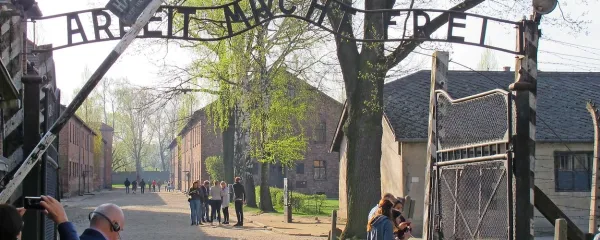  Nekdanje zloglasno nacistično taborišče Auschwitz vsako leto 
obišče 2,3 milijona ljudi, predvsem mladih.