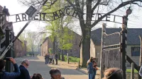  Nekdanje zloglasno nacistično taborišče Auschwitz vsako leto 
obišče 2,3 milijona ljudi, predvsem mladih.