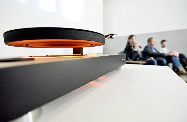 V podjetju MAG-LEV Audio bodo kmalu začeli z dobavo 800 
gramofonov podpornikom na Kickstarterju in Indiegogo iz 30 
držav.