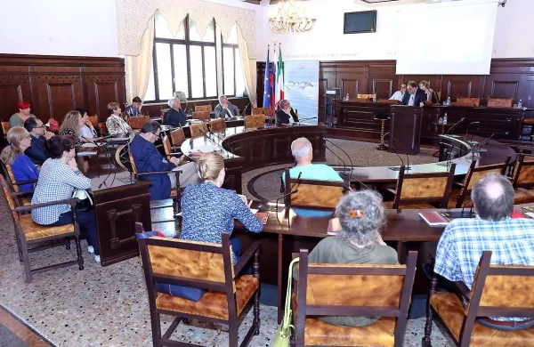 Na včerajšnjem znanstvenem posvetu, nadaljevali ga bodo danes 
ob 9.30 in sklenili ob  14.30. 