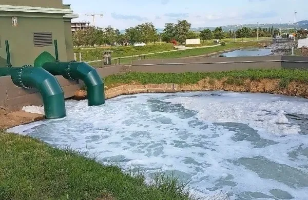 Sprehajalci so v sredo proti večeru opazili, da je se je gladina vode 
ob črpališču kanala Grande na Semedelski promenadi penila.