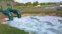 Sprehajalci so v sredo proti večeru opazili, da je se je gladina vode 
ob črpališču kanala Grande na Semedelski promenadi penila.