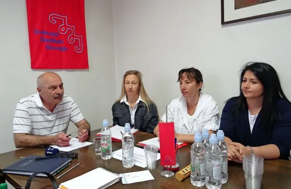 Bojan Kramar, Lilijana Remec, Nataliya Goranić in Sabina Hrelja (z leve) so opozorili na slabe razmere, s katerimi se soočajo zaposleni v Domu na Krasu. 